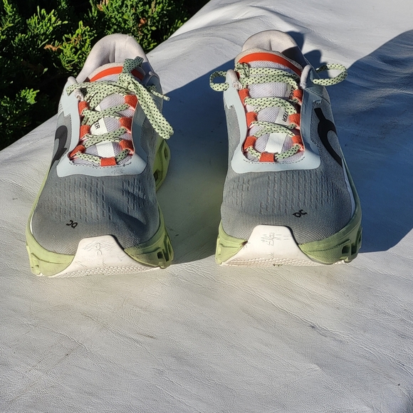 ON Running Cloudstratus Sneakers - Picture 2 of 8